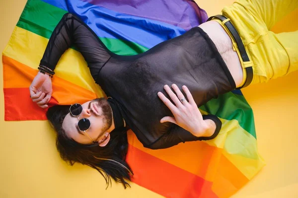 Schwuler Mann Mit Einer Gay Pride Flagge Die Auf Gelbem — Stockfoto