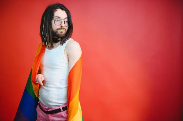 Junge Schwule Mann Steht Studio Und Posiert Für Eine Kamera — Stockfoto