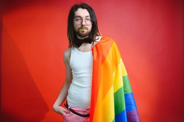 Lgbtqコミュニティの虹の旗のシンボルを持って楽しいゲイの男 — ストック写真