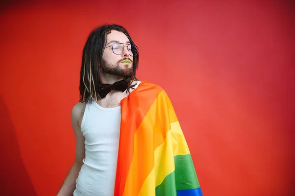 Junge Schwule Mann Steht Studio Und Posiert Für Eine Kamera — Stockfoto