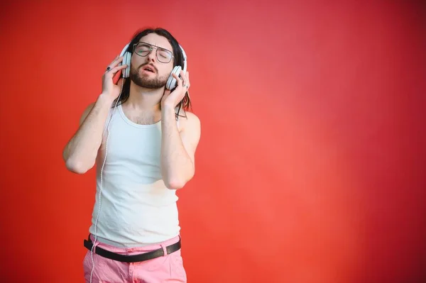 Neşeli Gay Adam Müzik Dinliyor — Stok fotoğraf