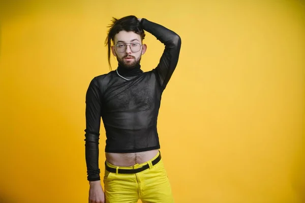 Gay Man Een Gekleurde Achtergrond Studio Het Concept Van Lgbtq — Stockfoto