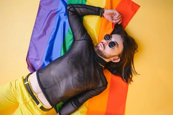 Eşcinsel Adam Renkli Arka Plan Stüdyo Resminde Izole Edilmiş Gökkuşağı — Stok fotoğraf