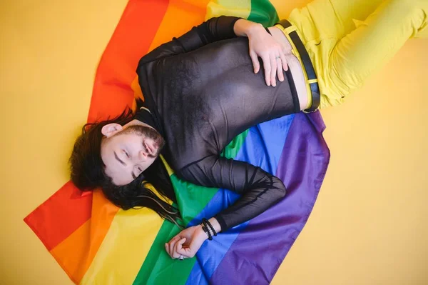 Gay Homem Segurar Arco Íris Listrado Bandeira Isolado Colorido Fundo — Fotografia de Stock