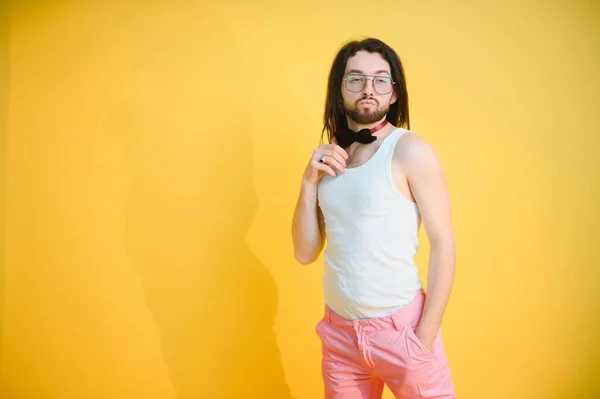 Uomo Gay Uno Sfondo Colorato Nello Studio Concetto Comunità Lgbtq — Foto Stock