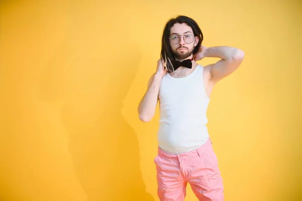 Junger Gut Aussehender Schwuler Mann Auf Farbigem Hintergrund Studio Homosexualität — Stockfoto