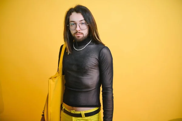 Portret Van Een Homoseksuele Man Een Gekleurde Achtergrond Gendergelijkheid Het — Stockfoto