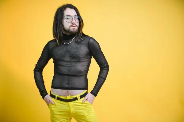Junger Gut Aussehender Schwuler Mann Auf Farbigem Hintergrund Studio Homosexualität — Stockfoto