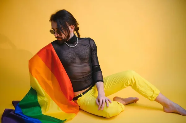 Schwuler Mann Mit Einer Gay Pride Flagge Die Auf Gelbem — Stockfoto