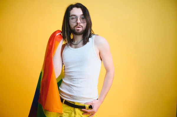 Homosexuell Mann Halten Regenbogen Gestreifte Flagge Isoliert Auf Farbigem Hintergrund — Stockfoto