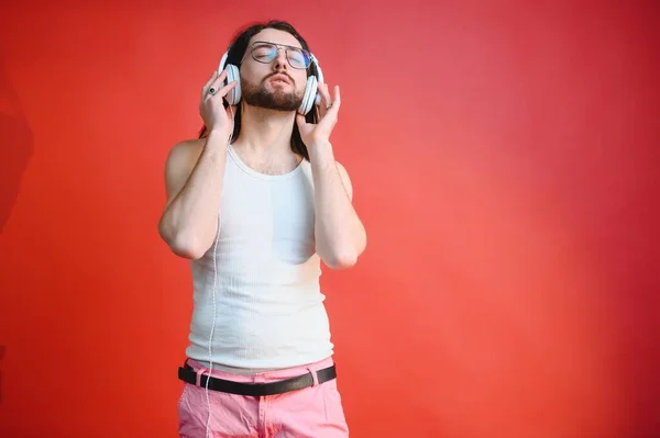 Alegre Gay Hombre Escuchar Música — Foto de Stock