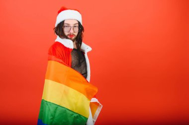 Yeni yılın gey partisi. Noel Baba kostümü giymiş eşcinsel bir adam. Eşitlik. LGBT topluluğu