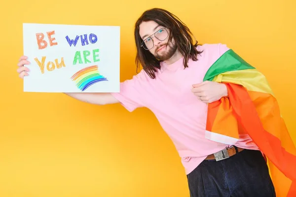 Jovem Queer Bissexual Sorrindo Gay Homem Com Make Bege Tanque — Fotografia de Stock