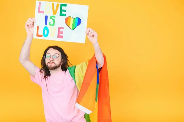 Gay Homem Vestindo Brilhante Rosa Top Segurar Arco Íris Listrado — Fotografia de Stock