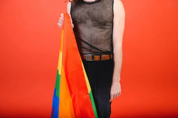 Feliz Gay Homem Ter Diversão Segurando Arco Íris Bandeira Símbolo — Fotografia de Stock