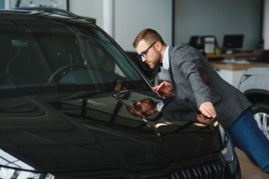 Makinedeki genç adam..