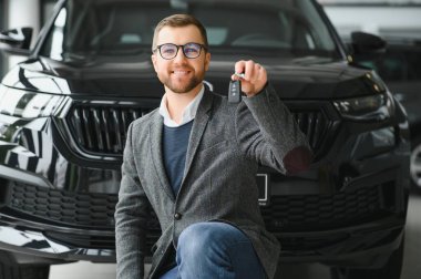 Makinedeki genç adam..