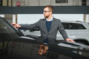 Makinedeki genç adam..