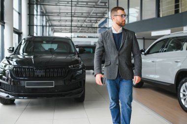 Makinedeki genç adam..