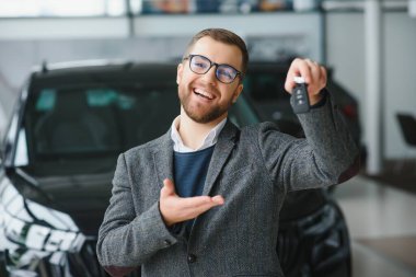 Evet, bu benim yeni arabam. Araba galerisindeki müşteri. Genç adam elinde anahtarlarla diz çöktü.