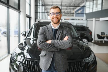 Makinedeki genç adam..