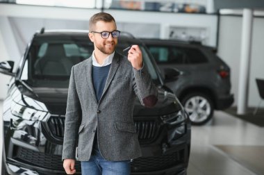 Makinedeki genç adam..