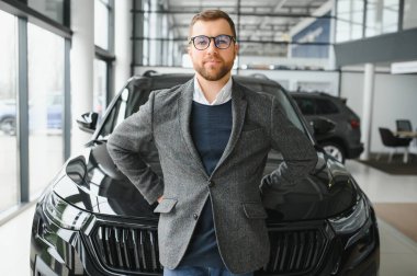 Makinedeki genç adam..