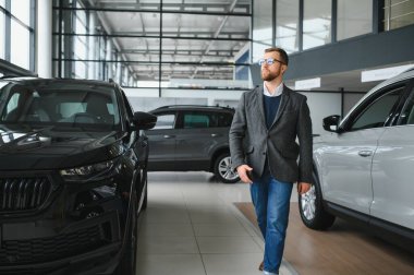 Makinedeki genç adam..