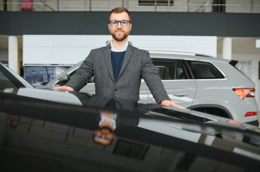 Makinedeki genç adam..