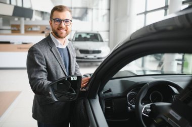 Makinedeki genç adam..