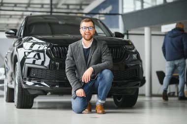 Makinedeki genç adam..