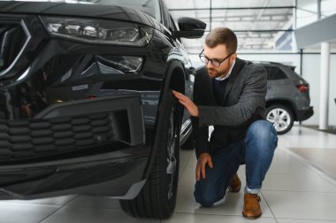 Araba galerisindeki genç adam.