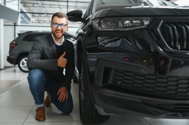 Yetişkin müşteri erkek müşteri alıcısı klasik takım elbise giyiyor. Beyaz gömlek, araba almak istiyor. Sergi salonunun galerisindeki araba galerisindeki araba galerisinde yeni bir araba almak istiyor. Satış konsepti.