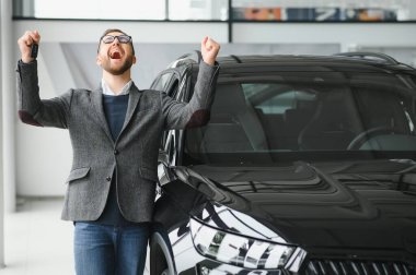 Evet, bu benim yeni arabam. Araba galerisindeki müşteri. Genç adam elinde anahtarlarla diz çöktü.