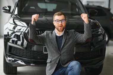 Yetişkin müşteri erkek müşteri alıcısı klasik takım elbise giyiyor. Beyaz gömlek, araba almak istiyor. Sergi salonunun galerisindeki araba galerisindeki araba galerisinde yeni bir araba almak istiyor. Satış konsepti