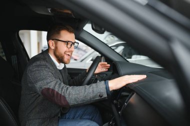 Onun gerçek aşkı. Yepyeni bir arabada mutlu bir şekilde oturan olgun bir adamın portresi..