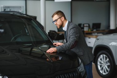 Makinedeki genç adam..