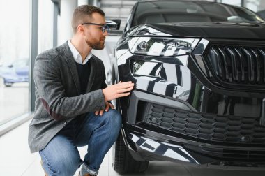 Makinedeki genç adam..