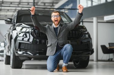 Evet, bu benim yeni arabam. Araba galerisindeki müşteri. Genç adam elinde anahtarlarla diz çöktü.