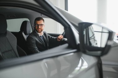 Arabadaki yakışıklı erkek taksi şoförü.