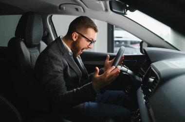 Onun gerçek aşkı. Yepyeni bir arabada mutlu bir şekilde oturan olgun bir adamın portresi..