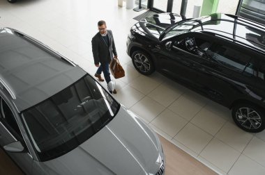 Makinedeki genç adam..