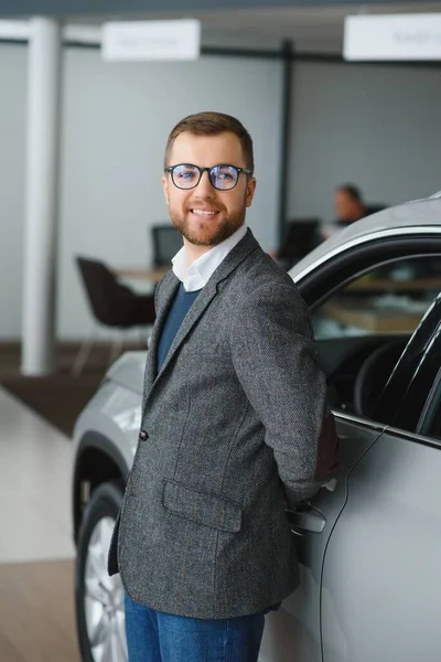 Gut Aussehender Fröhlicher Und Freundlicher Verkäufer Posiert Einem Autosalon Oder — Stockfoto