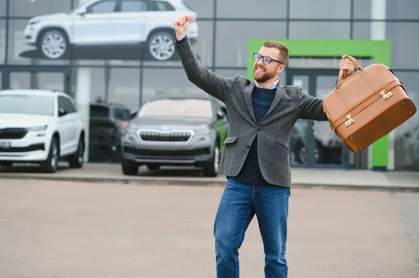 Man Minded Kunde Männliche Käufer Client Anzug Wählen Auto Gehen — Stockfoto