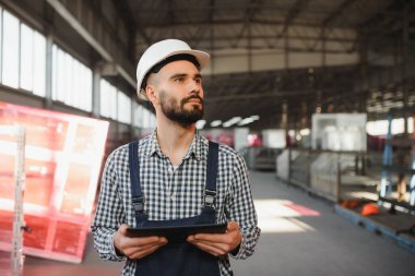 Mutlu Profesyonel Ağır Sanayi Mühendisi Üniforma Giyen İşçi ve Çelik Fabrikasındaki Sert Şapka. Gülümseyen Endüstri Uzmanı Metal İnşaat Üretiminde Duruyor.