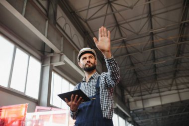 Depoda çalışan genç bir işçi.