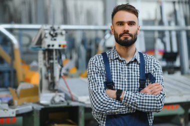 Genç Profesyonel Ağır Sanayi Mühendisinin Portresi.