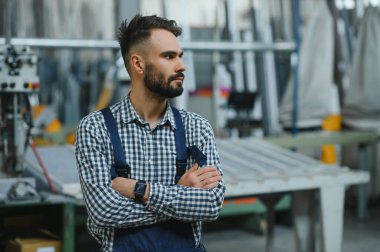 Genç Profesyonel Ağır Sanayi Mühendisinin Portresi.