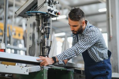 Genç Profesyonel Ağır Sanayi Mühendisinin Portresi.