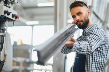 Mutlu Profesyonel Ağır Sanayi Mühendisi Üniforma Giyen İşçi ve Çelik Fabrikasındaki Sert Şapka. Gülümseyen Endüstri Uzmanı Metal İnşaat Üretiminde Duruyor.